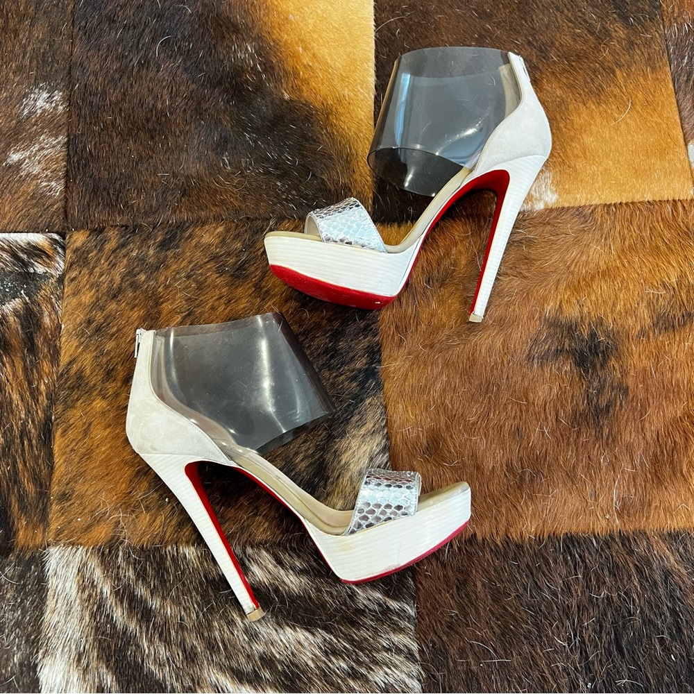 Taylor Swift: Christian Louboutin “Dufoura” Sandals in Smoke/Silver/White - Picture 5 of 15